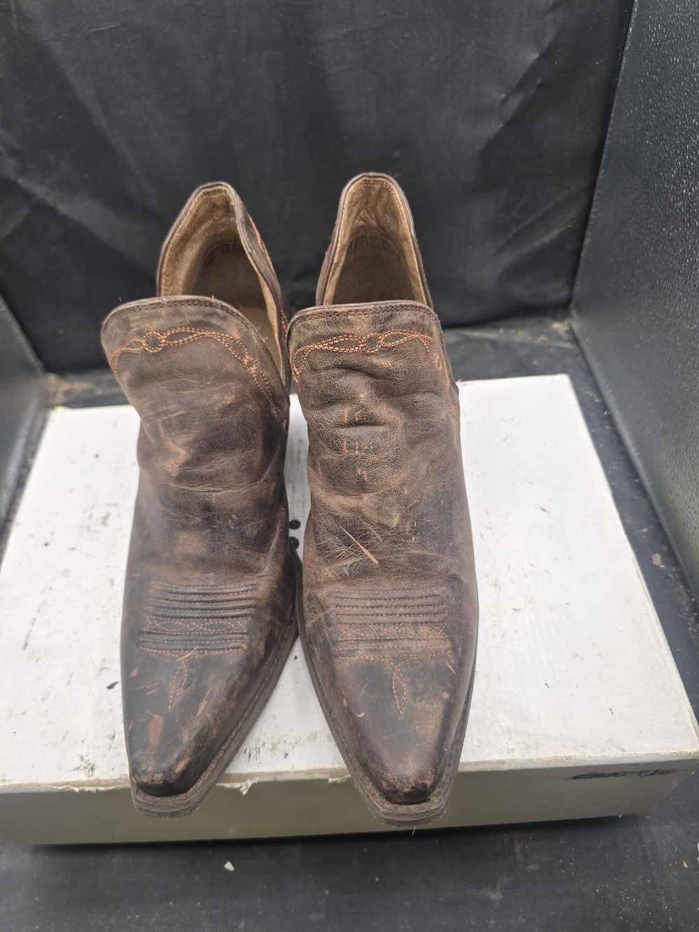 Ariat‎ Brown Leather Pointed Toe Ankle Boots